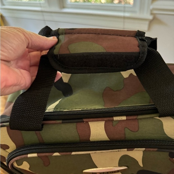 Rockland Camo travel bag. 3 zippered pockets flap to slide on luggage handle - Picture 4 of 12
